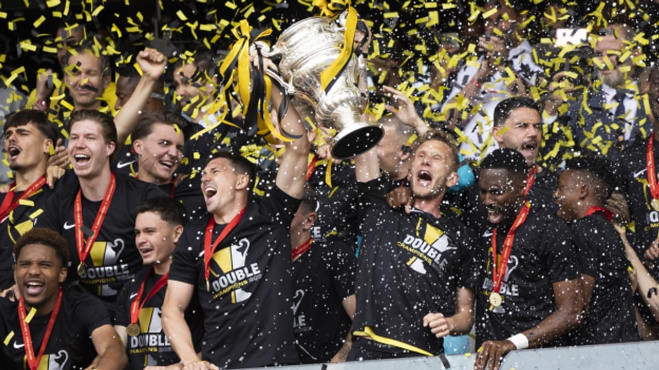 YBs Fabian Lustenberger, rechts, und YBs Christian Fassnacht stemmen den Pokal nach dem Sieg im Schweizer Fussball Cup Final zwischen dem BSC Young Boys Bern und dem FC Lugano