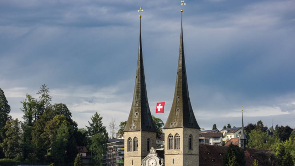 Römisch-katholische Hofkirche St. Leodegar, fotografiert an der BUndesfeier Luzern am 31.7.2023