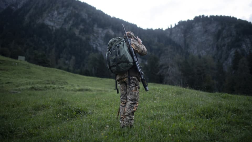 Ein Jäger auf der Pirsch im Kanton Graubünden.