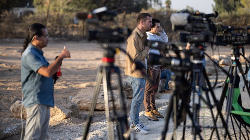 Journalisten beobachten die Freilassung israelischer Geiseln durch die Hamas.