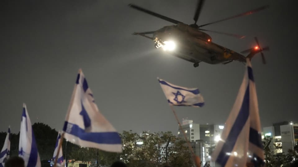 Ein Helikopter mit freigelassenen Geiseln landet in Israel.