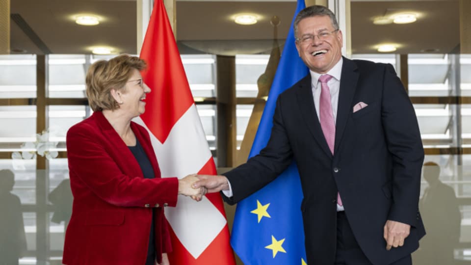 Bundespräsidentin Viola Amherd posiert am Montag zusammen mit dem Vizepräsidenten der EU-Komission Maros Sefcovic.