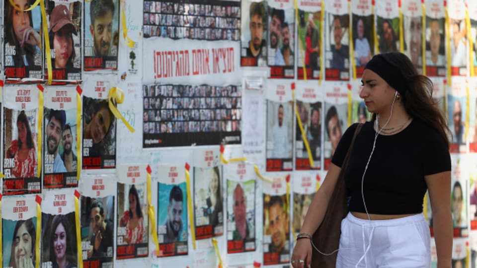 Eine Plakatwand mit Bildern der entführten Geiseln in Tel Aviv. Noch immer befinden sich rund 130 israelische Geiseln im Gazastreifen.