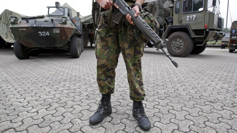 Ein Soldat steht Wache in der Kaserne in Bremgarten. (Archivbild)