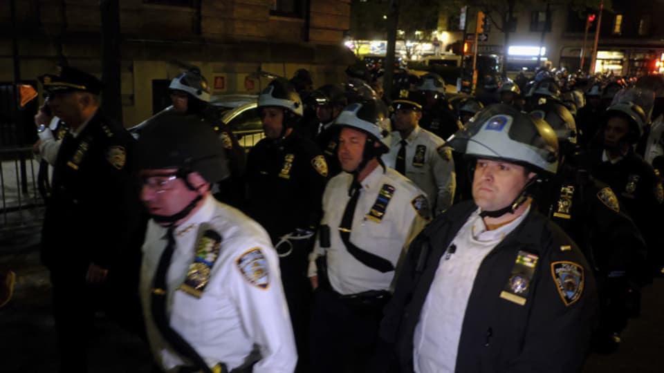 Polizisten stürmen den Campus der Columbia University.