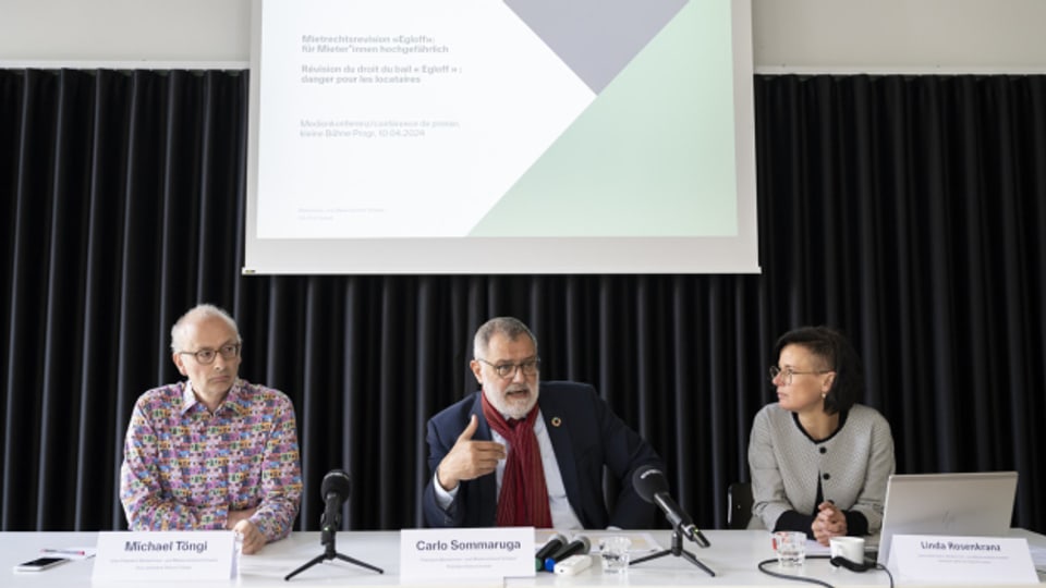 SP-Ständerat und Präsident des Mieterverbandes Schweiz, Carlo Sommaruga (Mitte) spricht neben Grünen-Nationalrat Michael Töngi und Linda Rosenkranz, Generalsekretärin während einer Medienkonferenz in Bern.