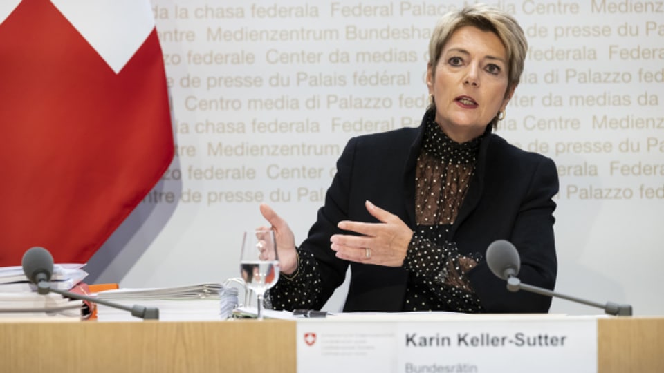 Bundesrätin Karin Keller-Sutter spricht während einer Medienkonferenz zum Bericht des Bundesrates zur Too-Big-To-Fail-Regulierung in Bern.