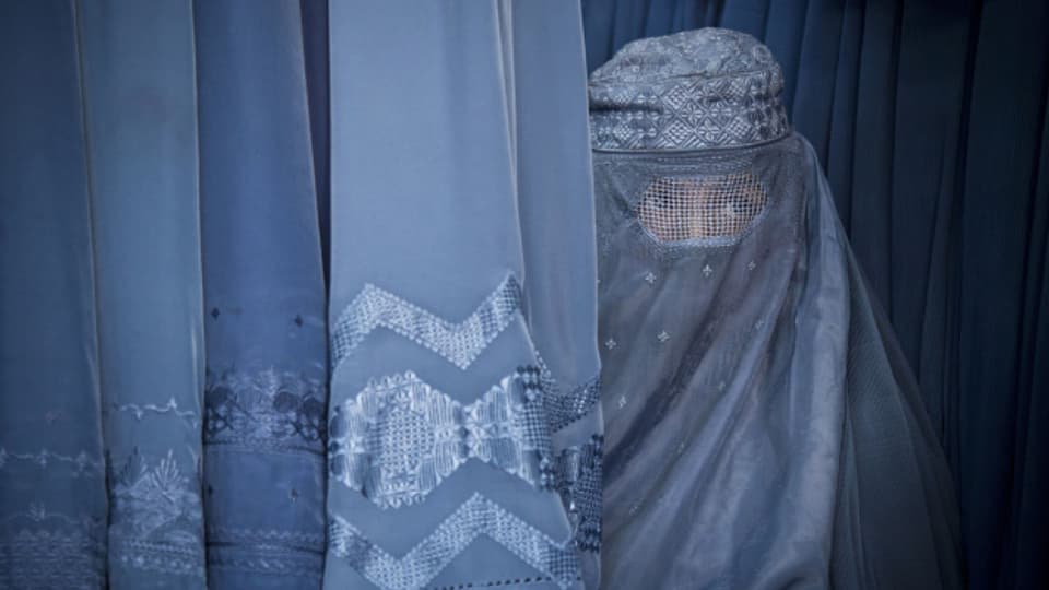 Afghaninnen, die im Ausland ein humanitäres Visum für die Schweiz beantragen, erhalten kein Asyl.