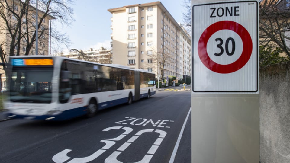 Ein Bus der ÖV-Betriebe in Genf fährt durch eine Tempo 30 - Zone.