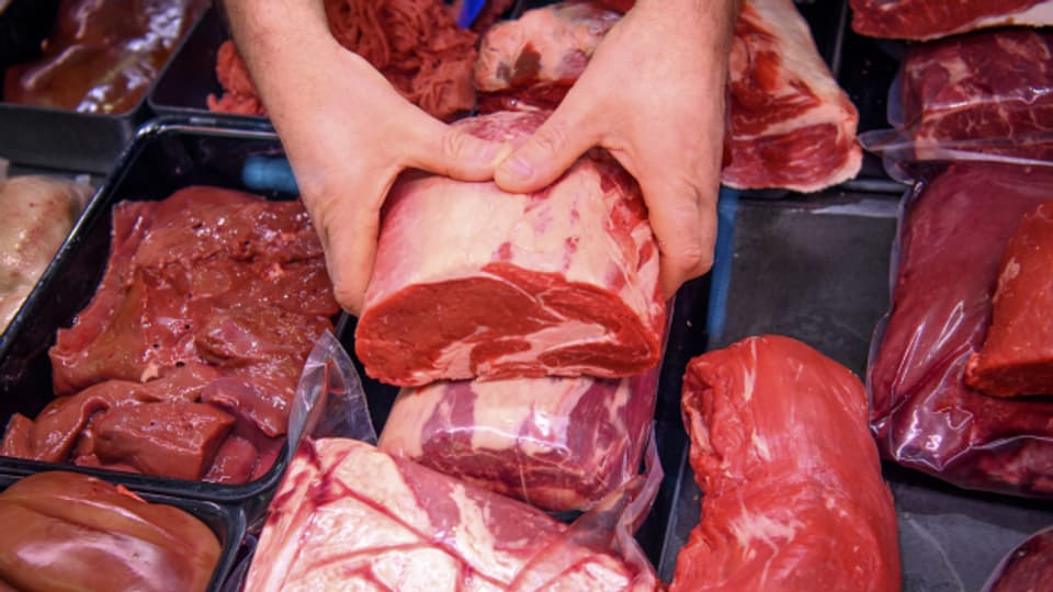 Ein Verbot von Fleisch-Aktionen könnte laut Wissenschaftler:innen dabei helfen, die Ernährungssicherheit der Schweiz zu erhalten.