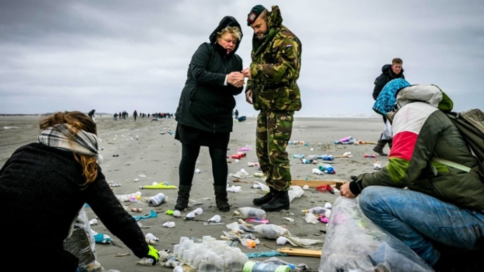 Tausende Freiwillige sammeln auf Schiermonnikoog am niederländischen Wattenmeer Gegenstände ein, die aus Containern des Frachters «MSC Zoe» stammen.