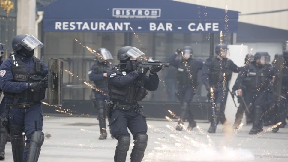 Gewaltbereite Protestierende plünderten in Paris Luxusläden und Restaurants.