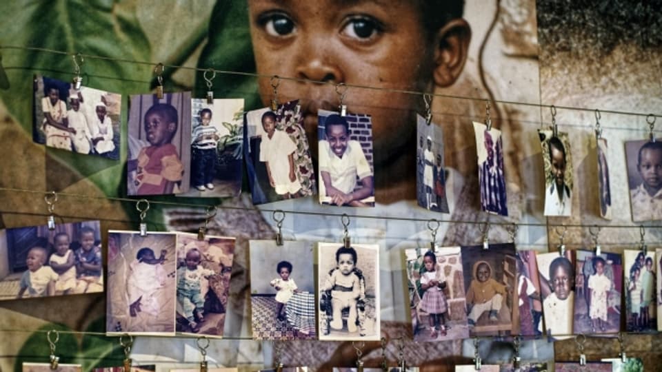 Bilder von getöteten Kindern im Memorial Centre in Kigali