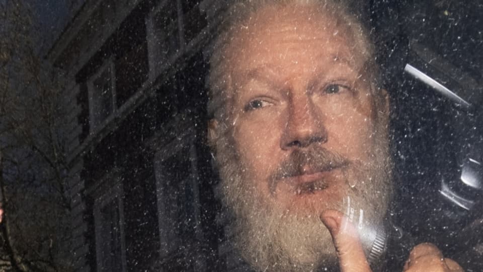 Daumen hoch? Assange wird von der ecuadorianischen Botschaft abtransportiert.