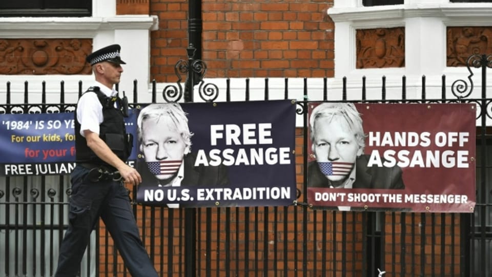 Streitbare Figur: Vor der ecuadorianischen Botschaft in London hängen Assange-Plakate.
