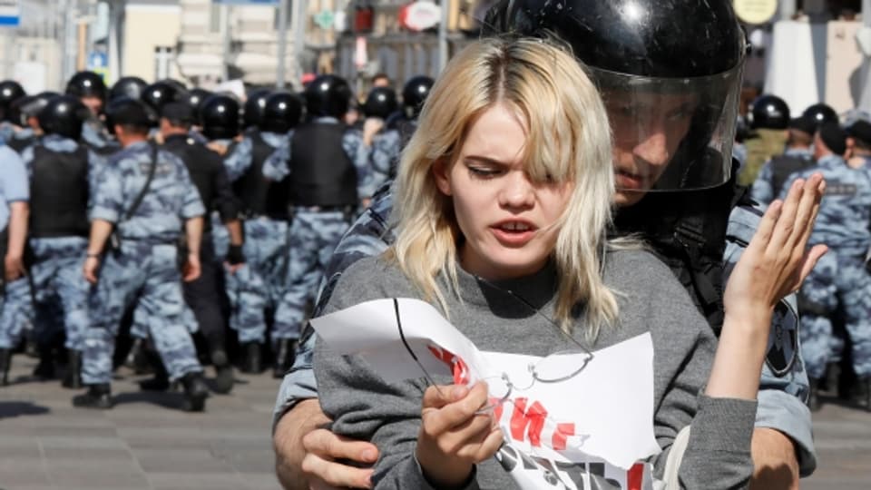 Die Polizei in Moskau hat Hunderte Teilnehmerinnen und Teilnehmer eine Demokratie-Demonstration festgenommen.