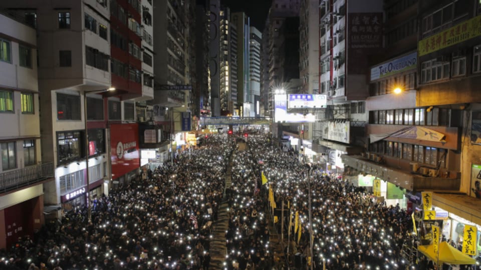 Leuchten mit dem Smartphone - Demonstrierende auf den Strassen Hongkongs