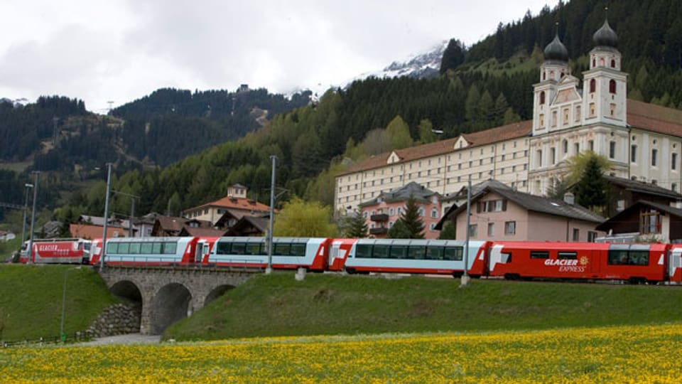 Eine Komposition des renommierten Glacier Express fährt am Kloster Disentis vorbei.