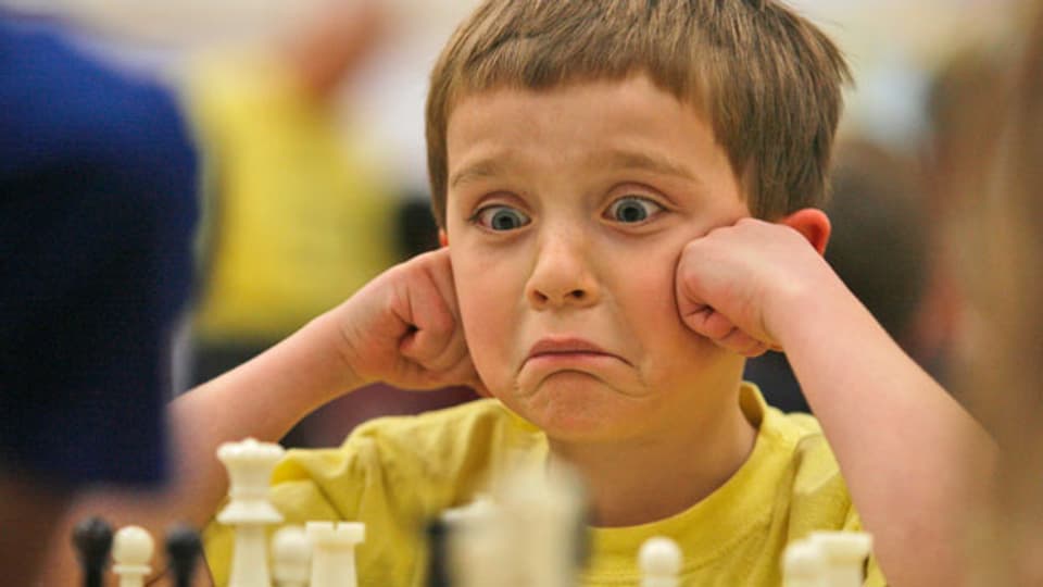 Der 6jährige Venec Miller konzentriert sich auf eine Partie Schach