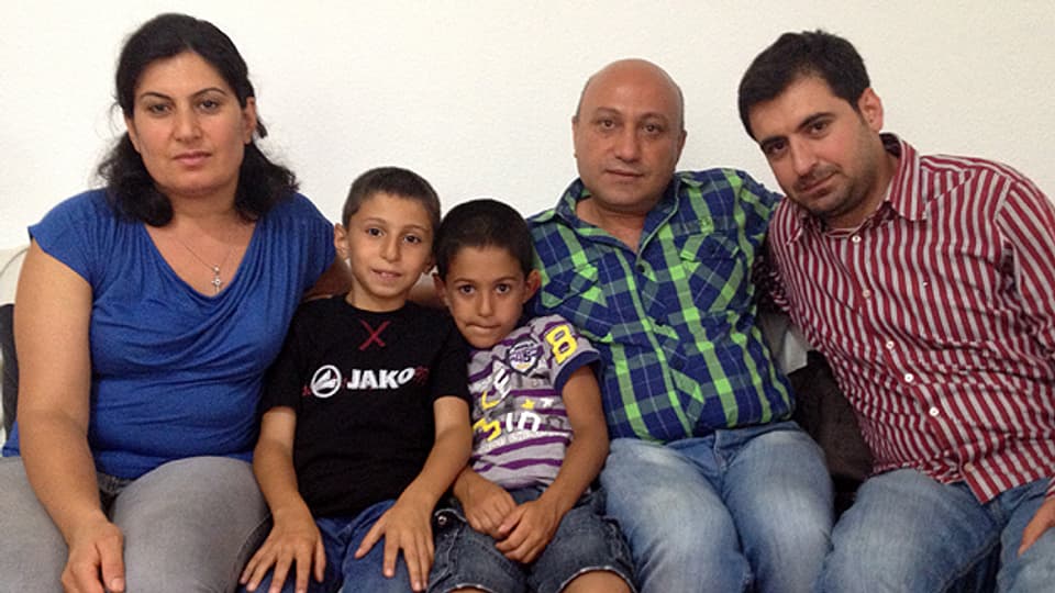 Die Flüchtlingsfamilie Malki-Hennawi: Angela Malki (38), Simon (9), Gabriel (7), Fahad Hennawi (49) und Ziad Malki (33), Angelas Bruder und Dolmetscher.