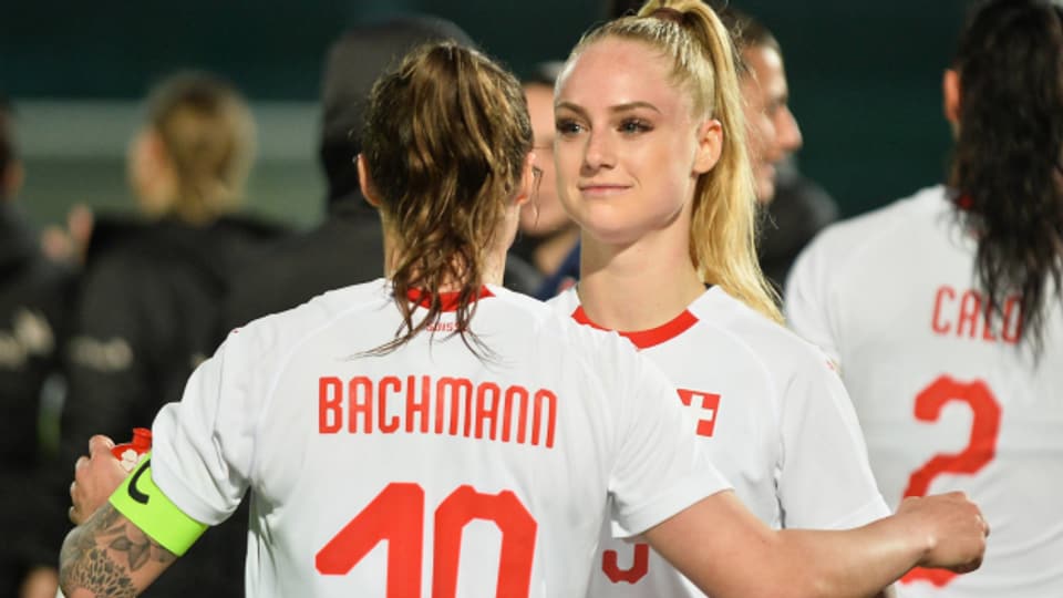 Lange Haare und doch nicht hetero, weiblich und doch Fussball-Profis: Ramona Bachmann und Alisha Lehmann sind Lebenspartnerinnen, Kolleginnen im Nationalteam und Gegnerinnen im englischen Fussball. Und für den «Blick» damit ein Glamour-Paar. Was, wenn sie kurzhaarig und ungeschminkt wären?