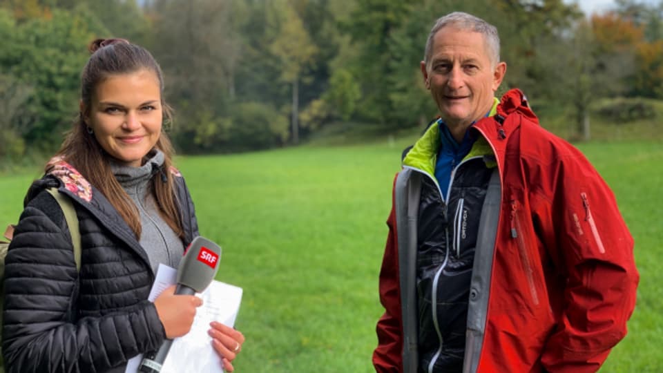 Förster Ernst Vetsch am Waldrand mit Redaktorin Angela Haas