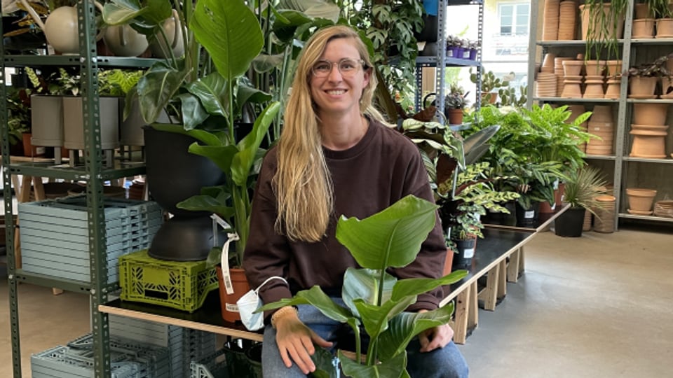 Carla Boschung in ihrem Pflanzenladen