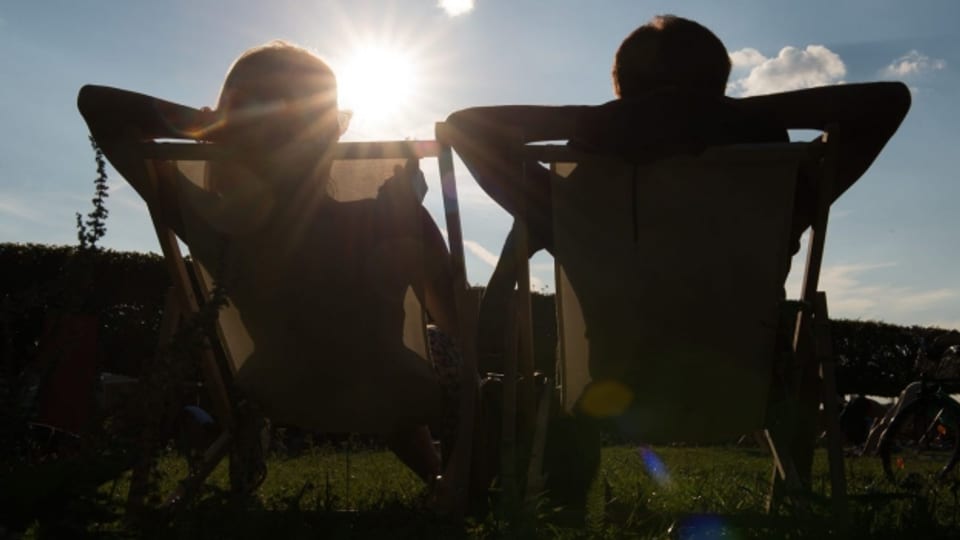 Zwei Menschen entspannen sich im Sonnenschein.