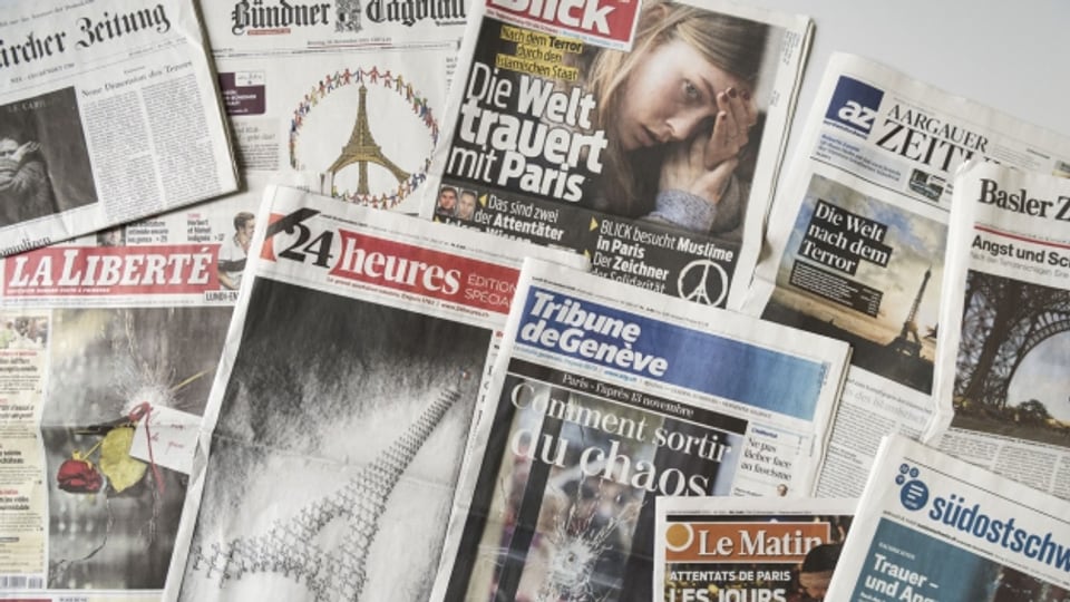 Zeitungscovers nach den Anschlägen in Paris vom November 2015.