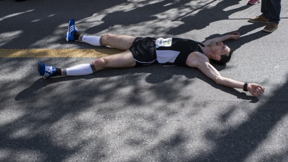 Marathon-Mann: Ein erschöpfter Läufer am Zürich Marathon