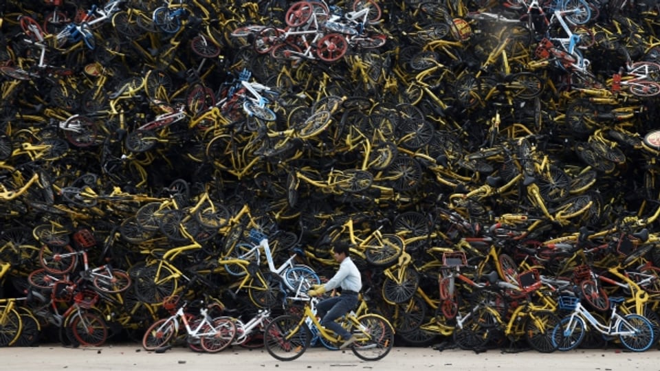 Folgen des Bikesharing-Booms: In chinesischen Grossstädten türmen sich kaputte Leihvelos.