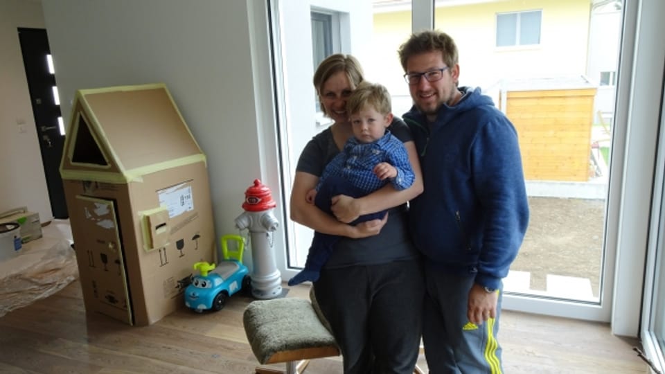 Familie Müller in ihrem neuen Zuhause auf dem Land