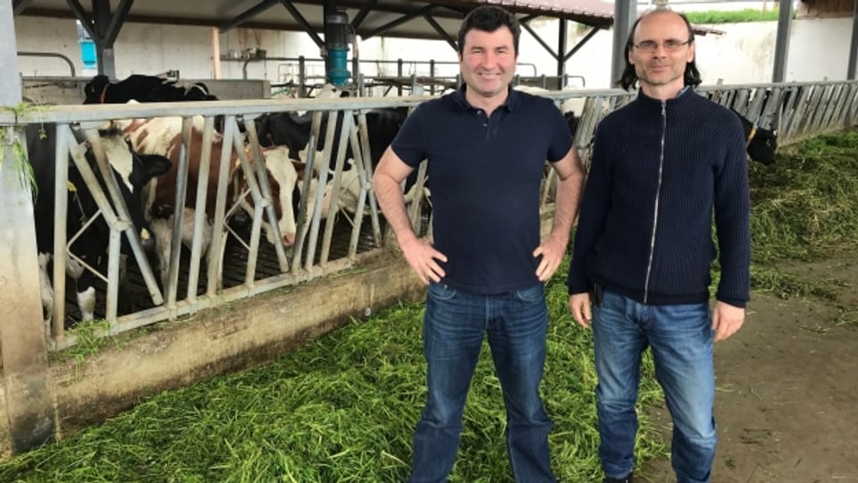 Milchbauer Christof Baumgartner (links) und Swissveg-Präsident Renato Pichler auf dem Milchbetrieb in Märwil (TG).