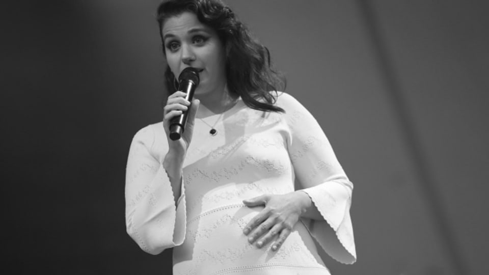 Sängerin Katie Melua schwanger auf der Bühne