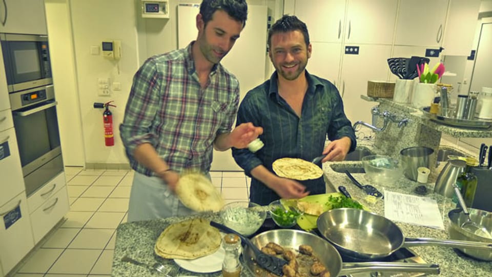 Gerberic und Hoffmanovic kochen sich mit Cevapcici in Ferienstimmung.