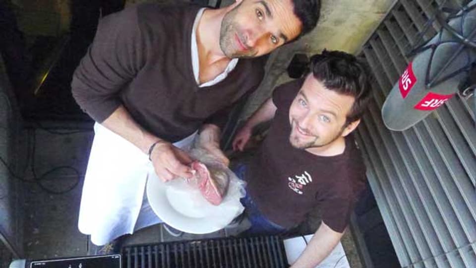 Sehen sie nicht schon ein bisschen brasilianisch aus? Philippe Gerber und Jann Hoffmann feuern den Grill ein. Brasilianisch heissblütig.