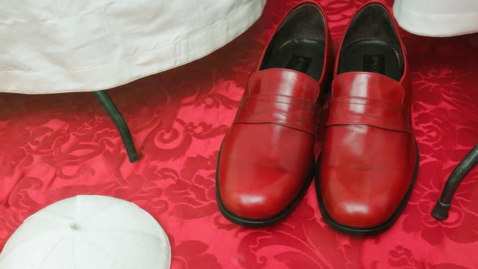Rote Schuhe darf unter den katholischen Würdeträgern allein der Papst tragen. Der päpstliche Lieferant Gammarelli präsentiert ein burgunderrotes Paar im Schaufenster.