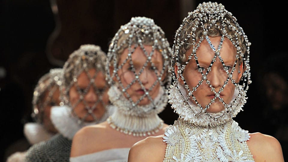 Models präsentieren in Paris gewagte Kreationen von Alexander McQueen.