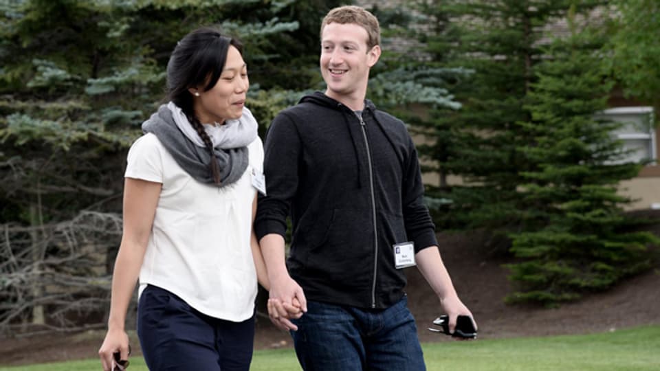 Bequemer Hoodie und lockere Jeans: Facebook-Chef Mark Zuckerberg (mit seiner Frau Priscilla) ist ein typischer Normcore-Vertreter.