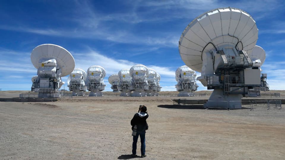 In der Atacama-Wüste versuchen wir Menschen ins All zu hören.