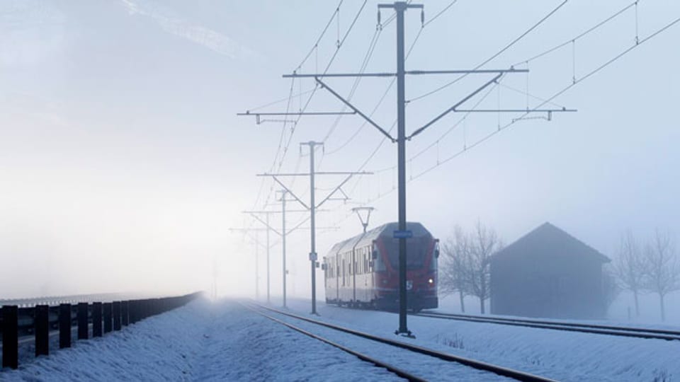 Dichter Nebel auf der RHB-Strecke in Schiers im Praettigau.