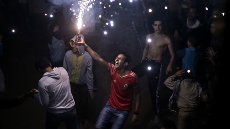 Junge Ägypter tanzen auf Kairos Strassen.