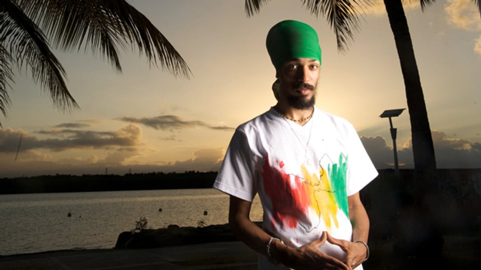 Cali P alias Pierre Nando ist aus Zürich nach Kingston auf Jamaika aufgebrochen, um seine Karriere als Reggae Sänger voranzutreiben.