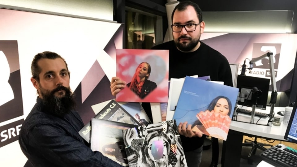Haben vor lauter Vinyl das Lachen vergessen: Die «Sounds!»-Redaktoren Andi Rohrer und Luca Bruno mit einer Auswahl ihrer Lieblinge des Jahres