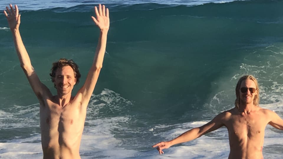 So geht Quarantäne: Erlend Øye und Sebastian Maschat in den Wellen von Mexiko