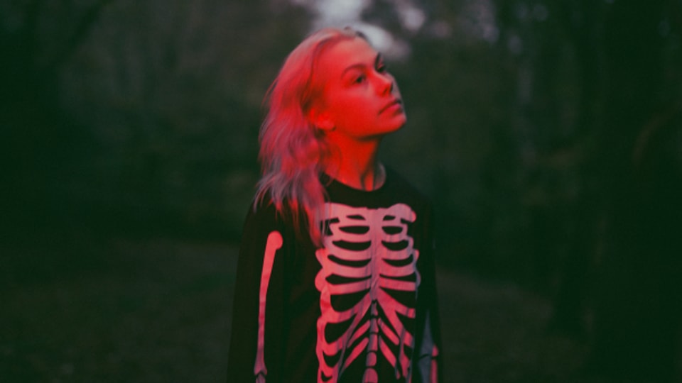 Ständige Begleiterin des Musikjahrs 2020: Phoebe Bridgers und ihr spooky Skelett-Pyjama