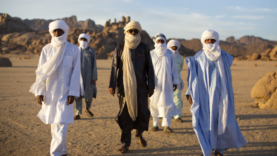 Tinariwen: auch für das neuente Album wieder in den traditionellen Gewändern der Tuareg