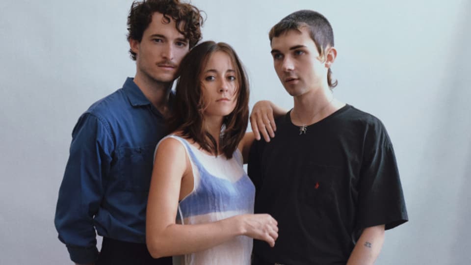 Klingen wie direkt aus den 80er-Jahren – Frisuren und Kleidungsstil beweisen jedoch: diese Musiker:innen müssen jünger als 30 sein