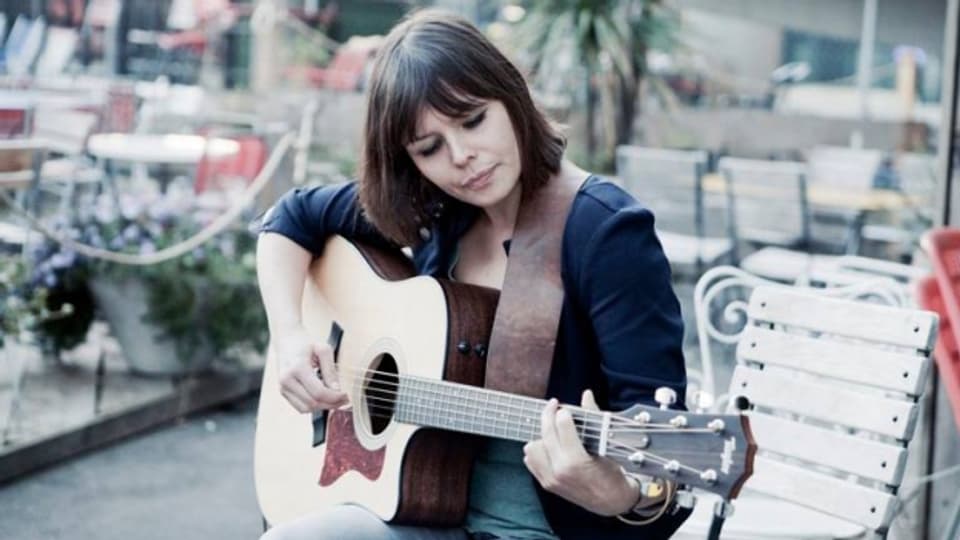 So fühlt sich Katharina Busch am wohlsten: Mit ihrer Gitarre in der Hand