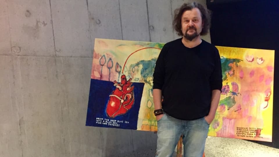 Büne Huber von Patent Ochsner posiert vor seinem Bild, das zum 2018 erscheinenden Album gehören wird